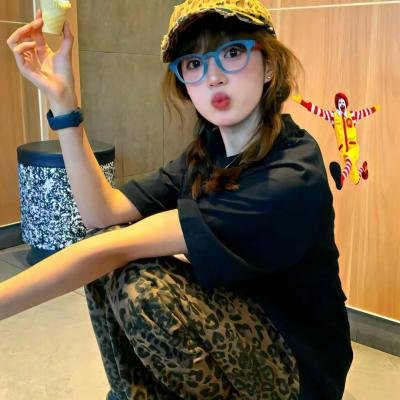 穿黄靴子的女孩